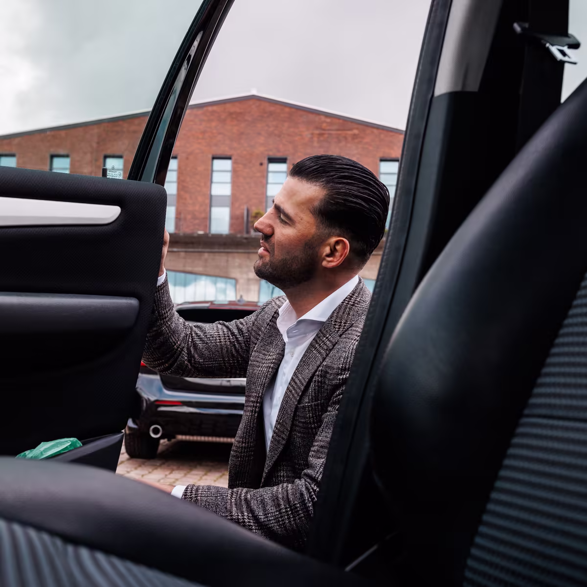 Gökhan sitzt in einem Fahrzeug
