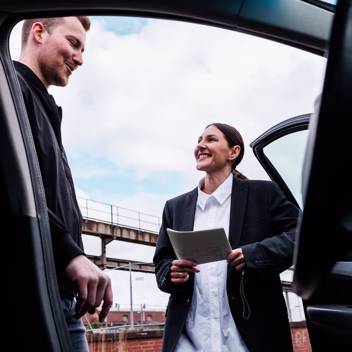 Übergabe der Fahrzeugpapiere beim Autoverkauf