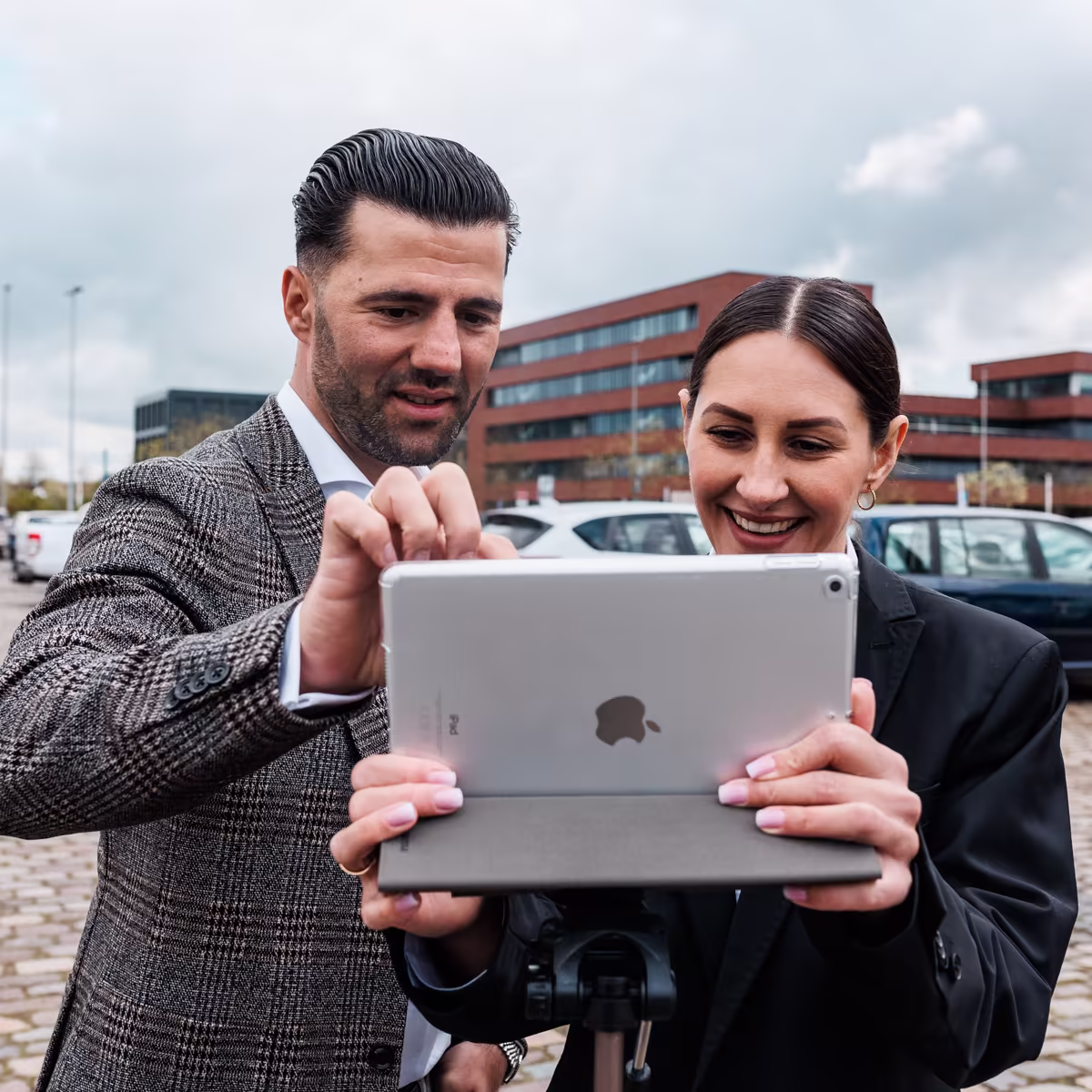 Gökhan und Kathrin bewerten ein Fahrzeug am Tablet