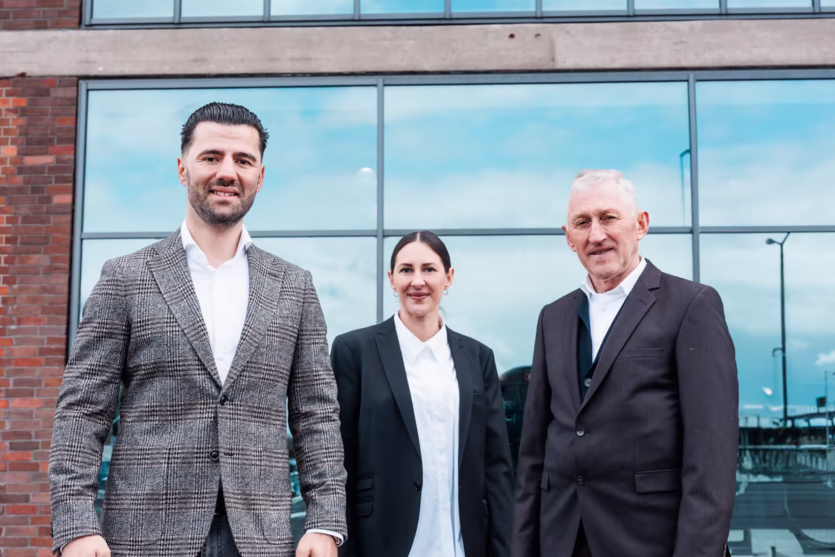 Das Team von PKW ADÉ: Gökhan, Kathrin und Peter